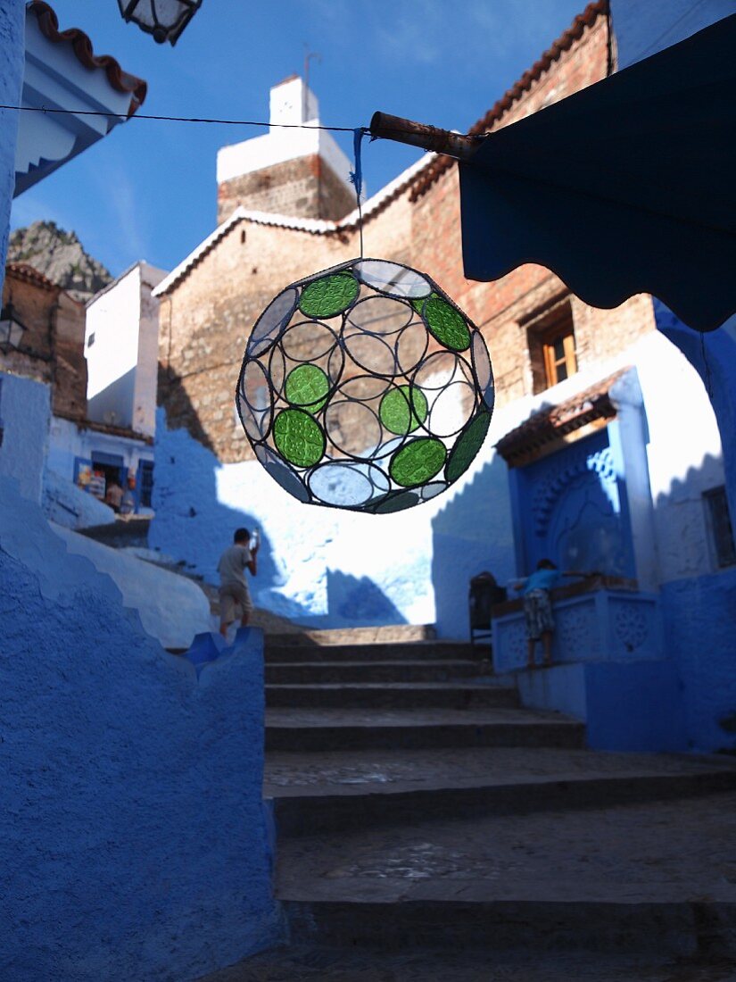 Kugellaterne in einer Gasse in der Medina von Chefchaouen, Marokko