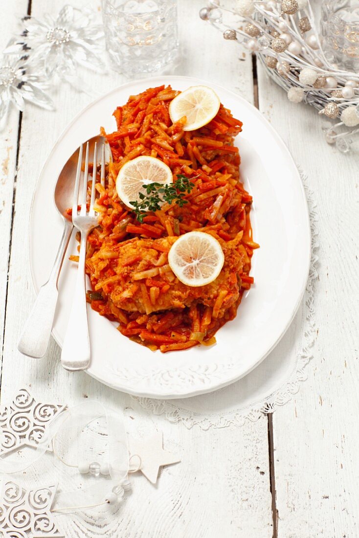 Fisch mit Gemüse in Tomatensauce zu Weihnachten