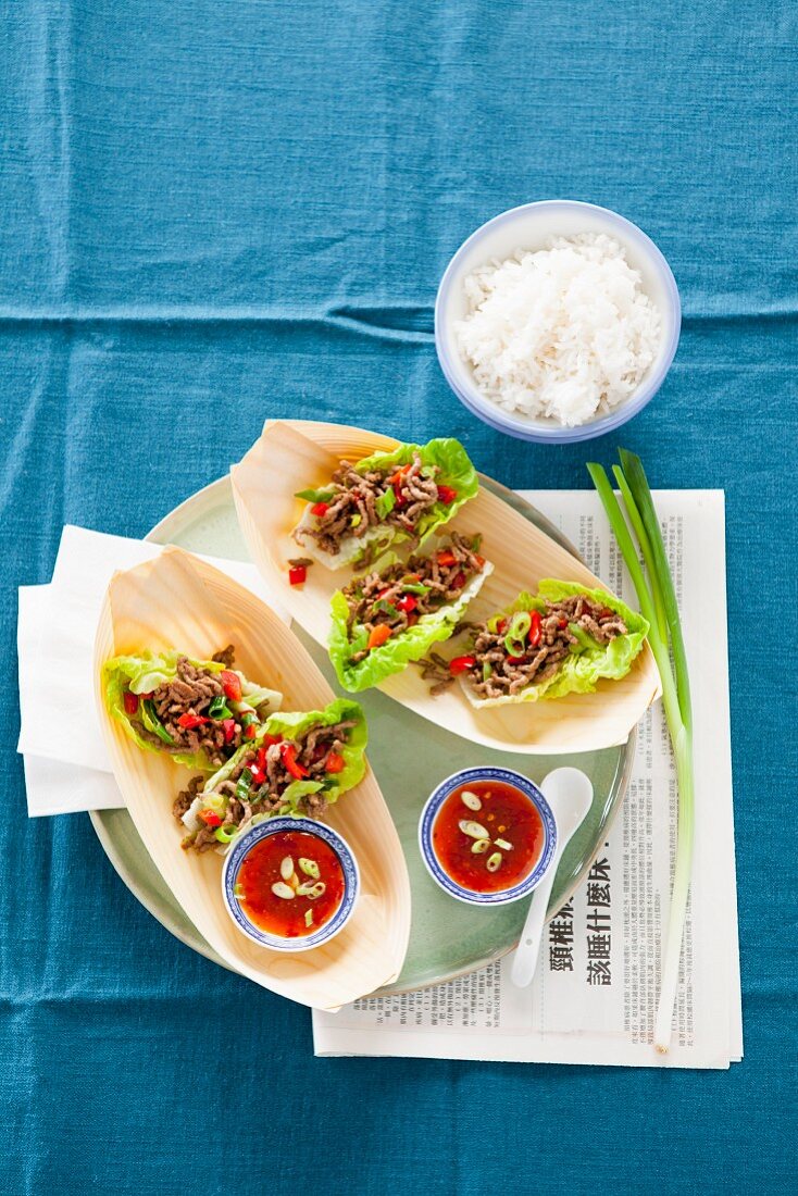 Lettuce wraps with minced beef and red peppers
