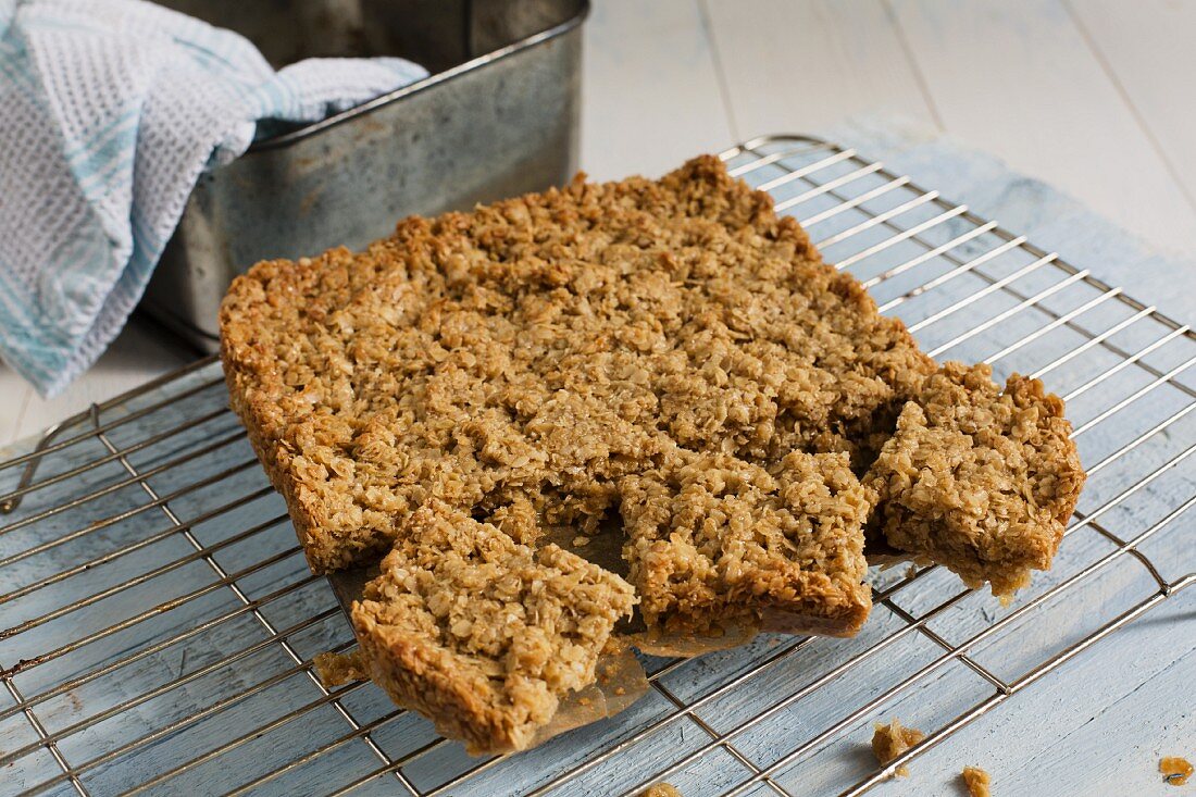 Frisch gebackene Flapjacks auf Abkühlgitter