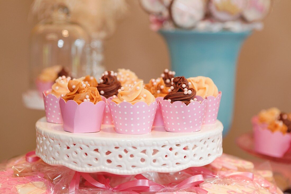 Mini-Cupcakes mit Karamell-, Nuss- und Schokoladenfrosting