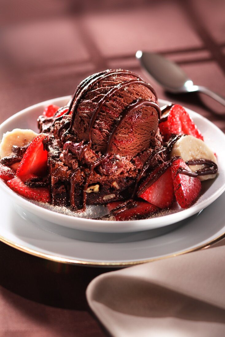 Malted Fudge Brownie Eisbecher mit Erdbeeren und Bananen