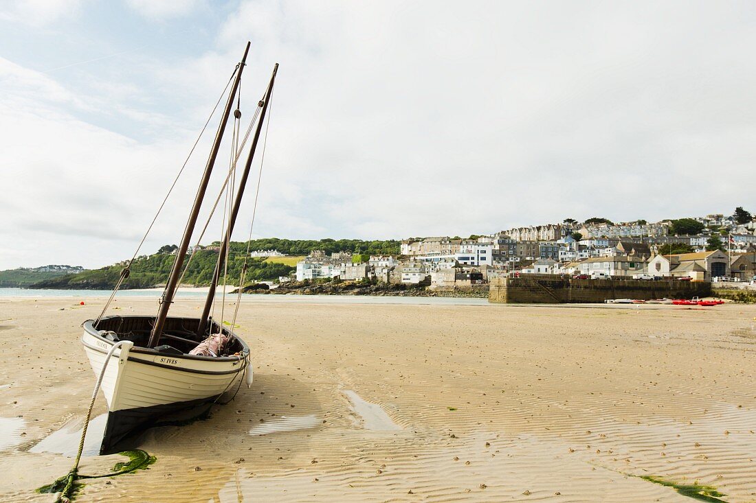 Boot bei Ebbe vor St. Ives (Cornwall, England)