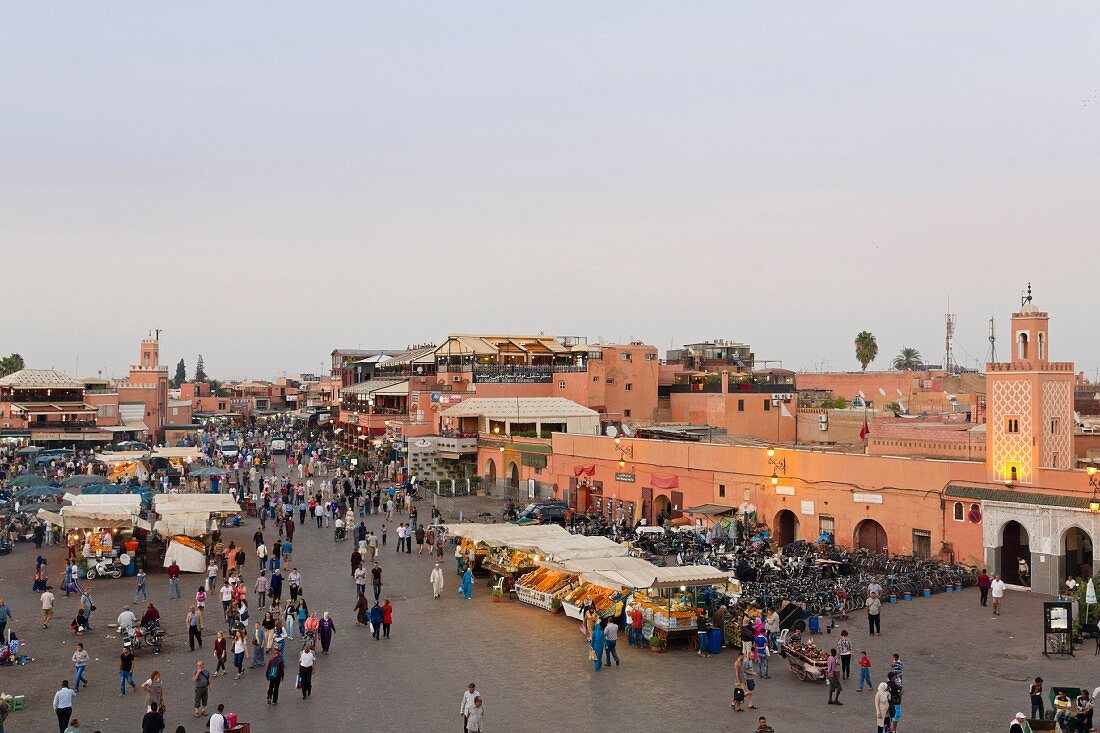 Allabendliche Getränke- und Essensstände auf dem Gauklermarkt Djemaa el-Fna in Marrakesch, Marokko