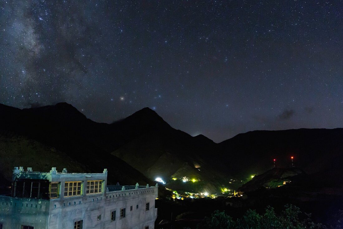 Nächtlicher Sternenhimmel über der Bergstadt Imlil, Marokko