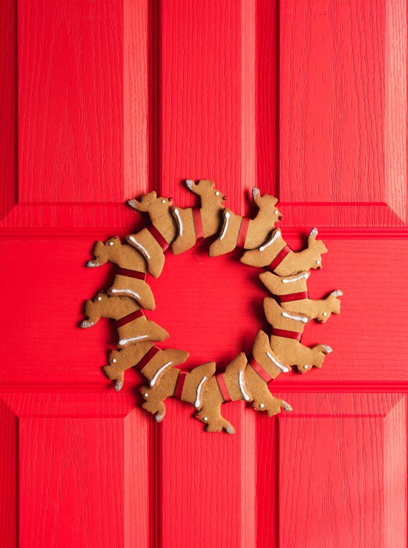 A door wreath made from gingerbread reindeer