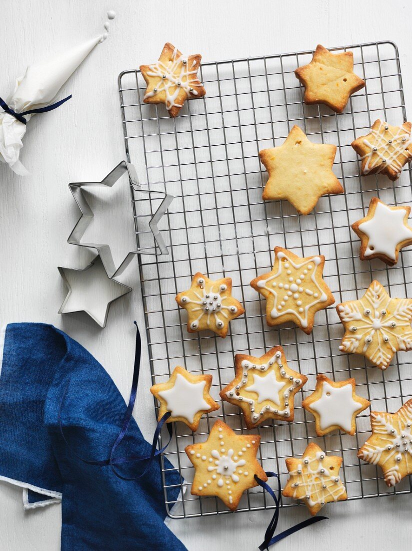 Vanilla and clementine biscuits decorated with icing sugar and silver pearls