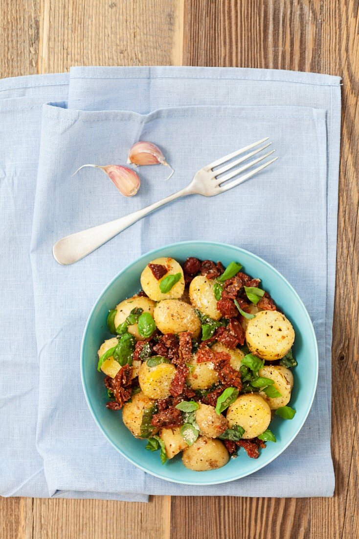 Kartoffelsalat mit getrockneten Tomaten und Basilikum