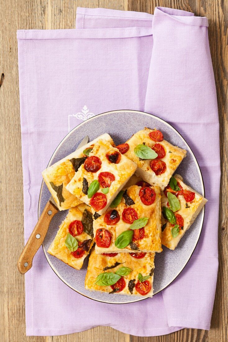 Focaccia mit Kirschtomaten, Ziegenkäse und Basilikum