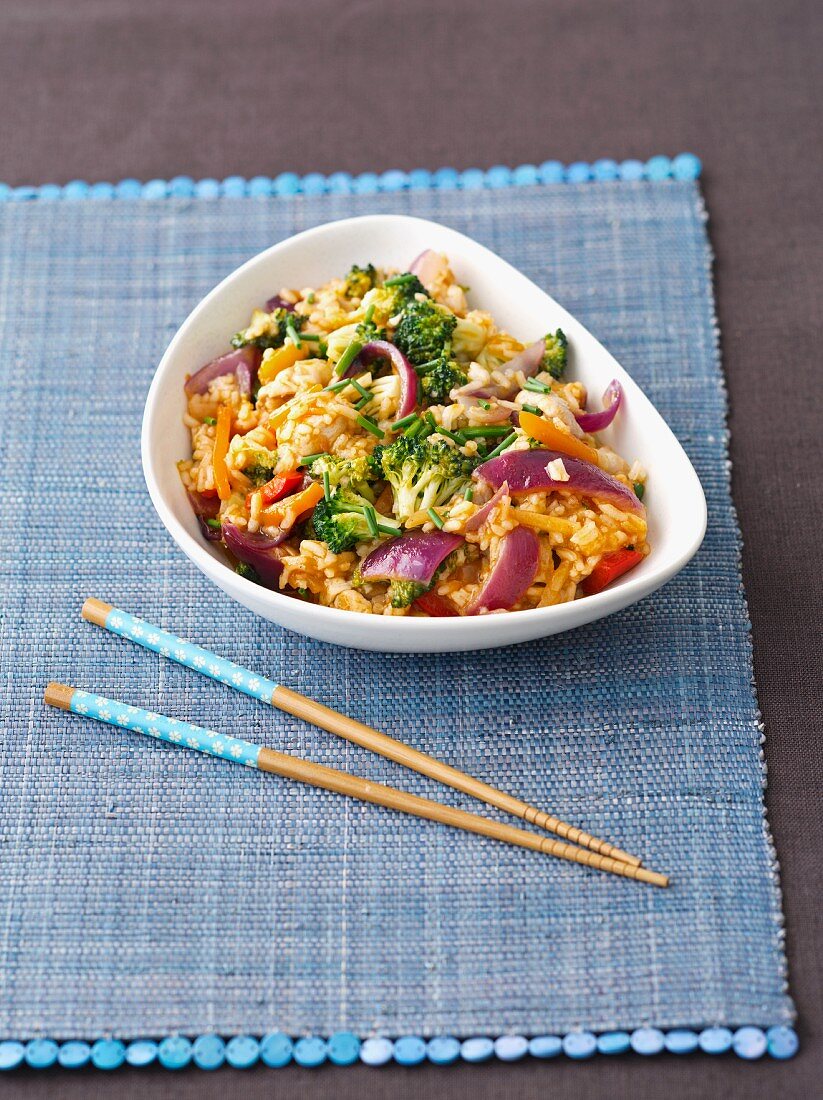 Fried rice with chicken, peppers, broccoli and red onions in a sweet and sour sauce (Asia)