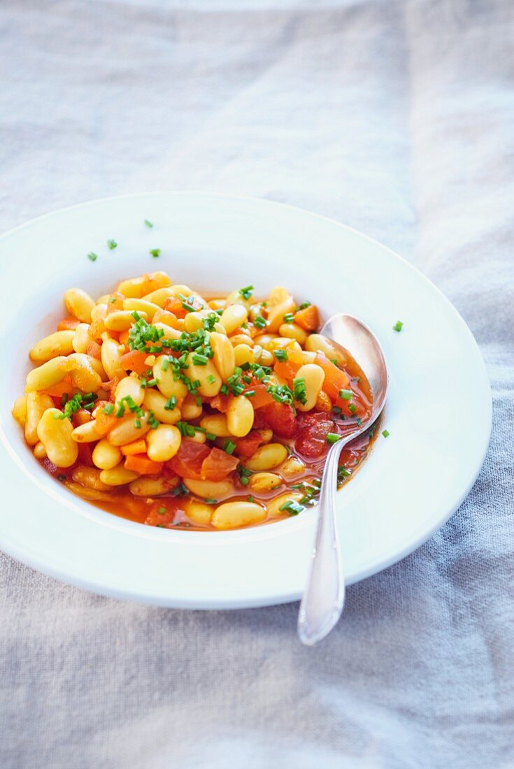 White bean soup with tomatoes and chives