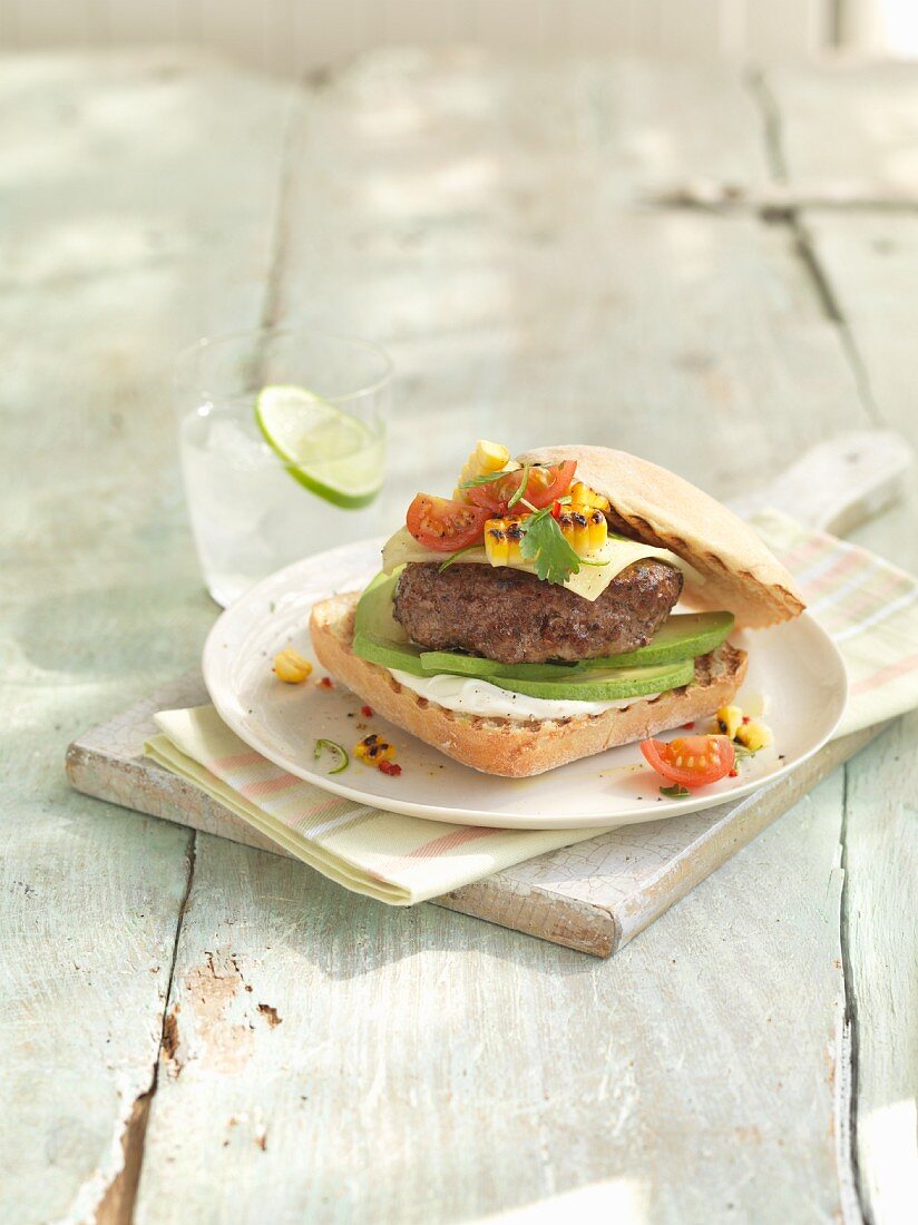 Ciabatta-Burger mit Käse und Avocado