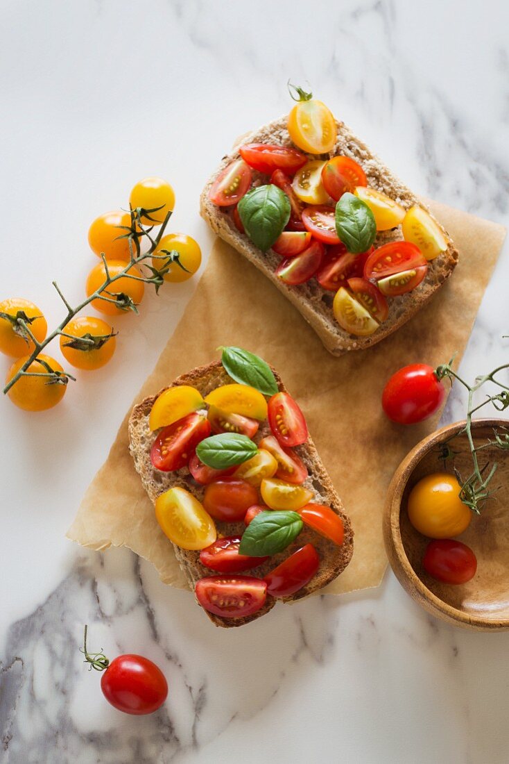 Open sandwich with colourful tomatoes and basil