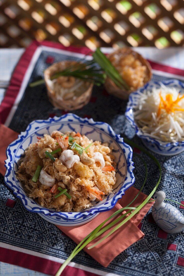 Crispy fried noodles with prawns (Thailand)