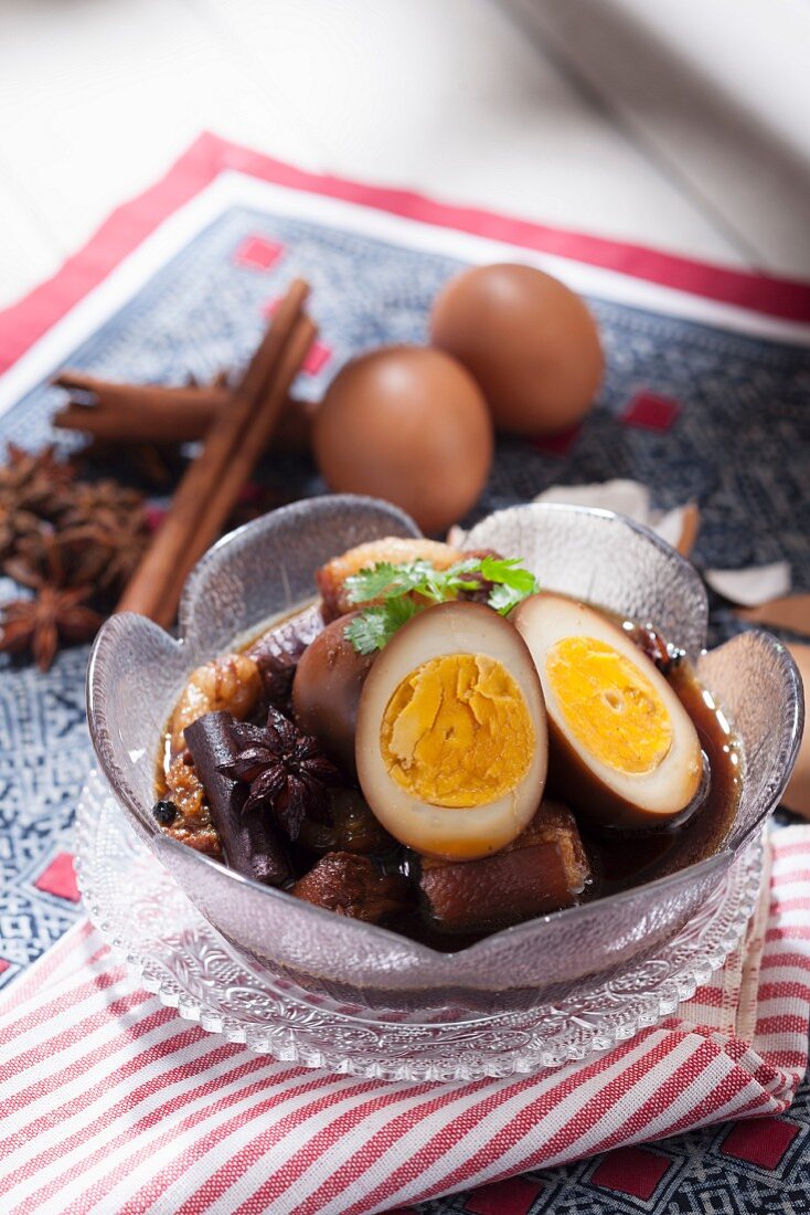 Geschmortes Schweinefleisch und Ei mit Five-Spice-Gewürz (Thailand)