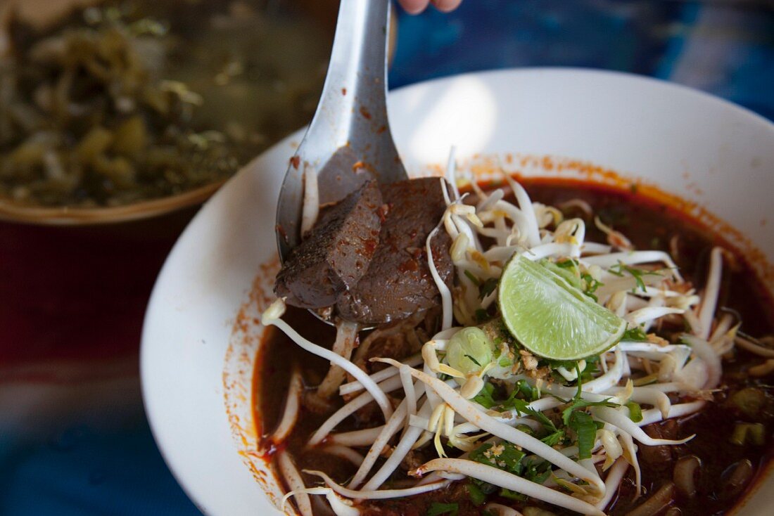 Reisnudelsuppe mit Curry und Sprossen, Thailand