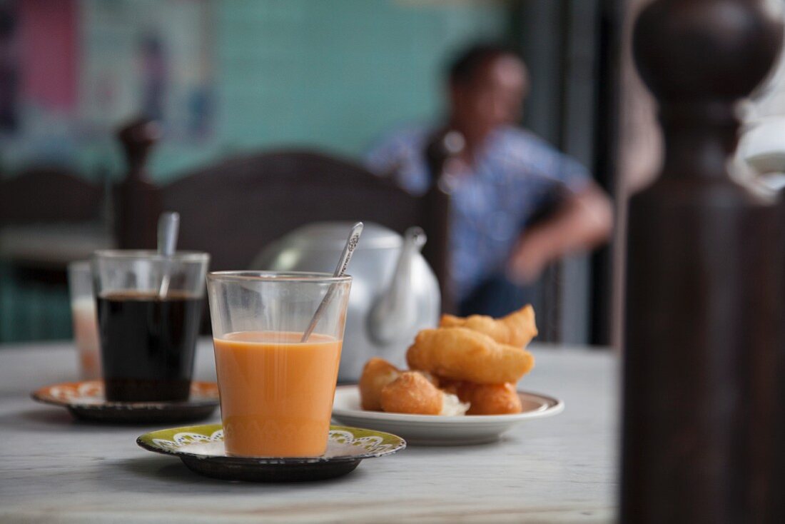 Thai-Tee und Thai-Kaffee auf einem Tisch