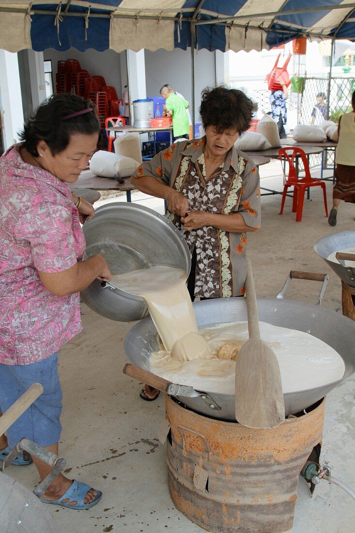 Frauen bei der Herstellung von süssem Reis