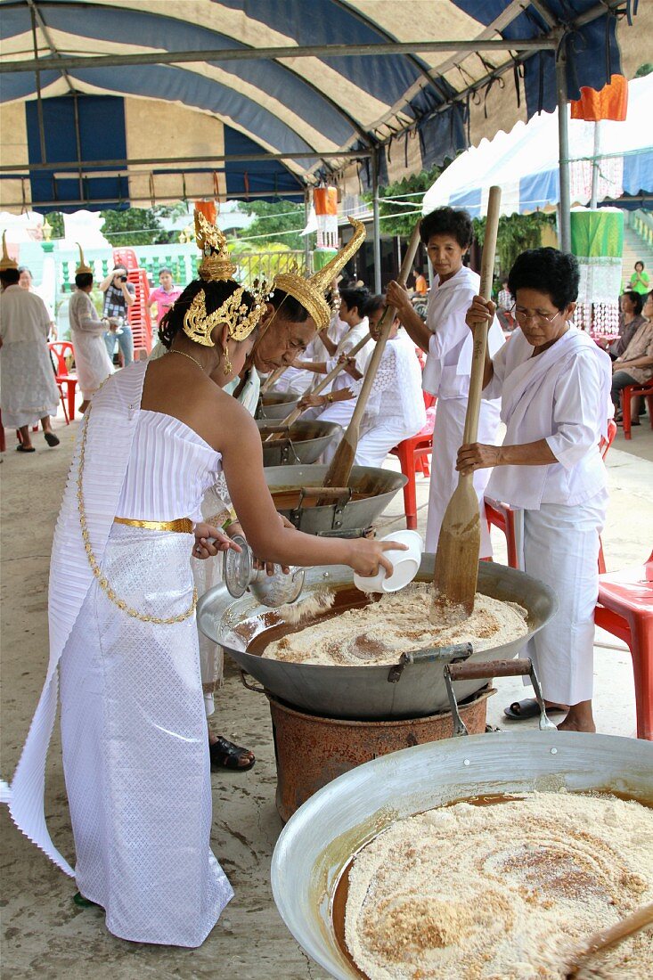 The traditional way of making Thai sweet rice