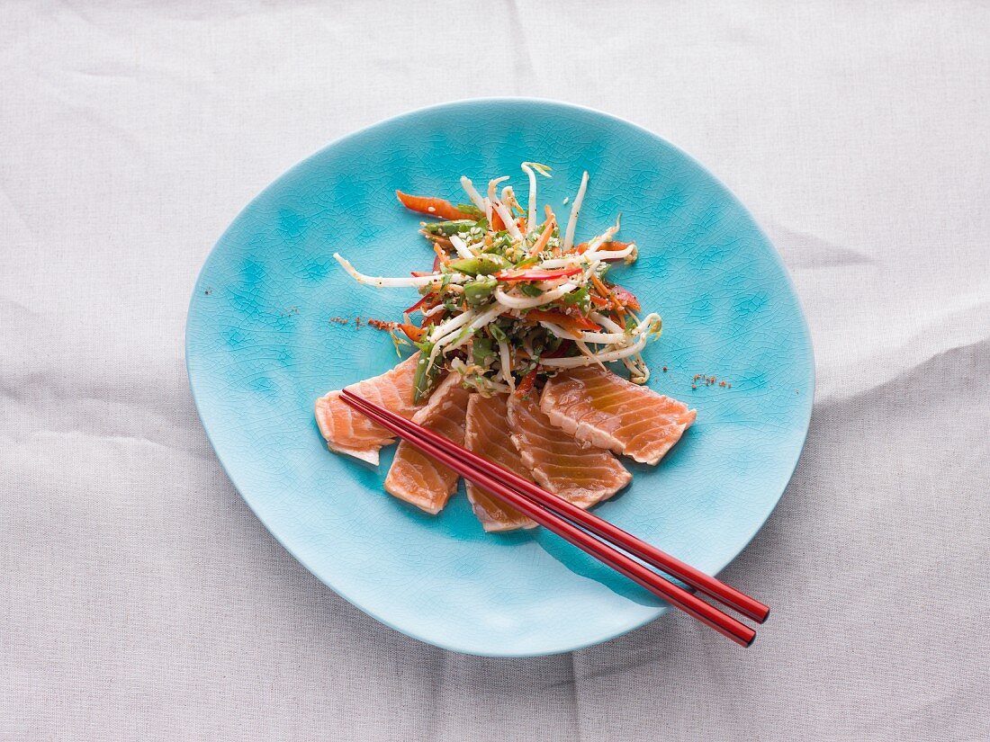 Flash-fried salmon with vegetables (Asia)