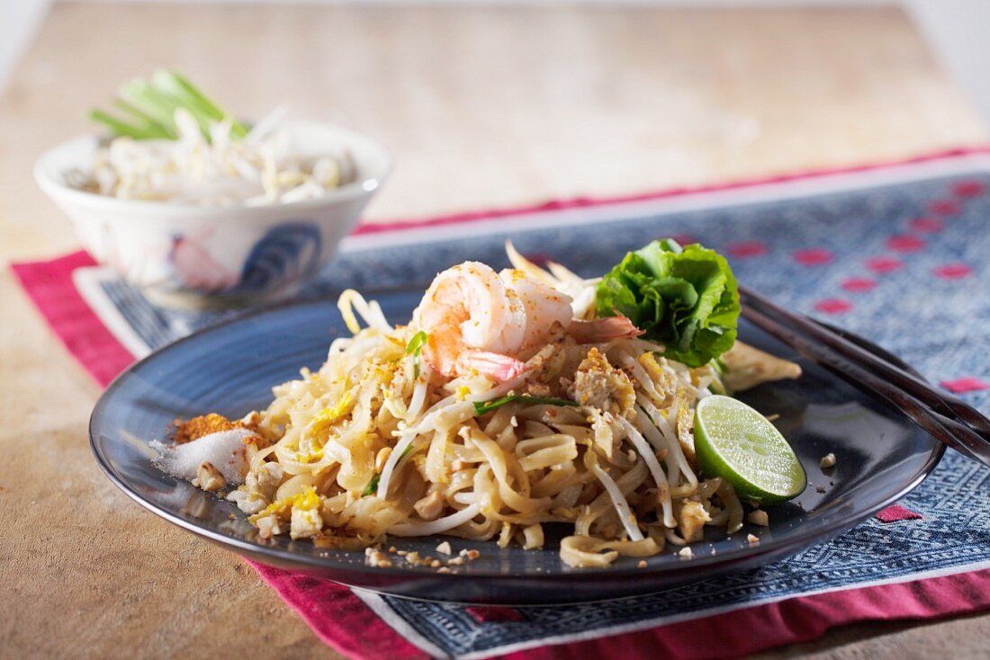 Pad Thai mit Garnelen (Nudelgericht aus Thailand)