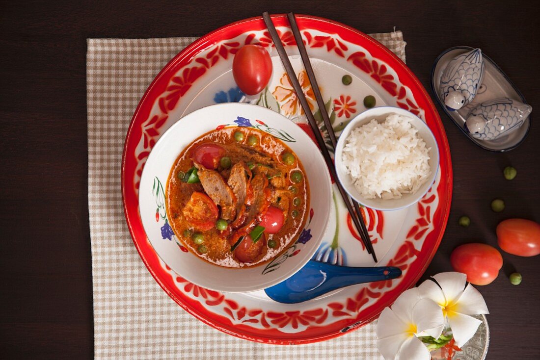 Rotes Curry mit gebratener Ente, Tomaten und Reis (Thailand)