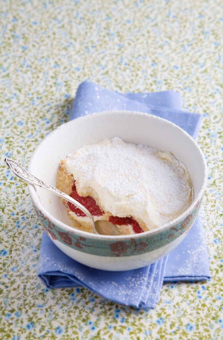 Erdbeer-Tiramisu mit Puderzucker