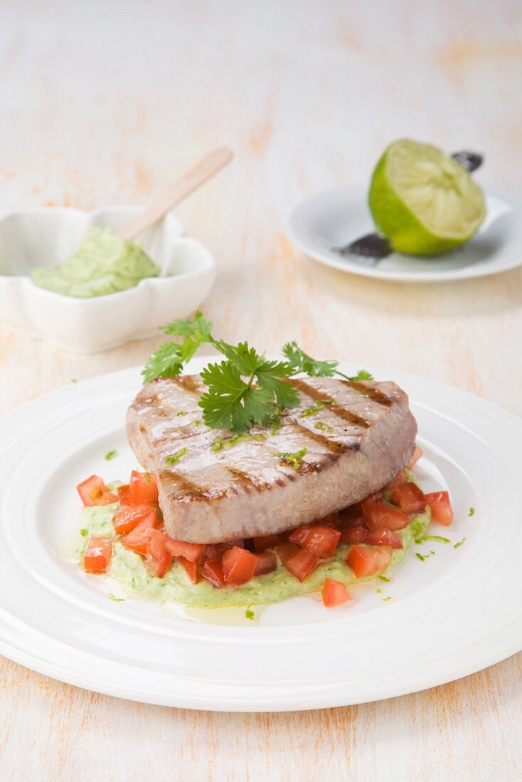 Thunfischsteak auf Avocadocreme und Tomaten