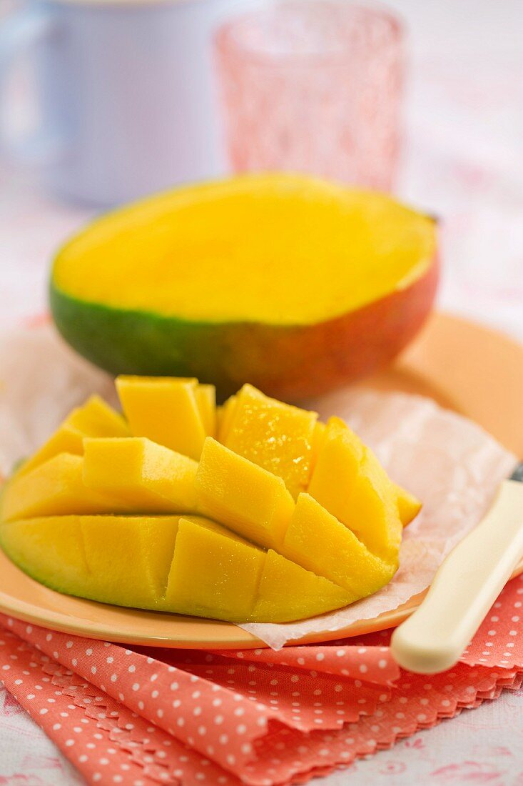 Aufgeschnittene Mango auf Teller