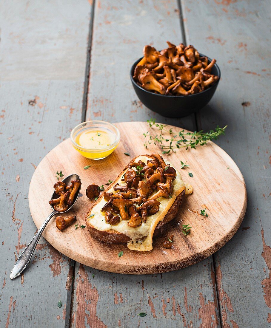 Röstbrot mit Pilzen und Käse