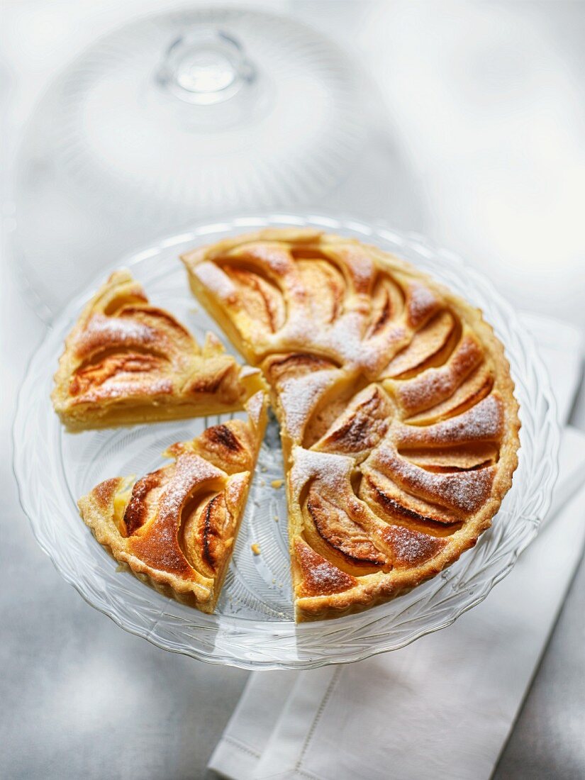 Pear tart with icing sugar, sliced
