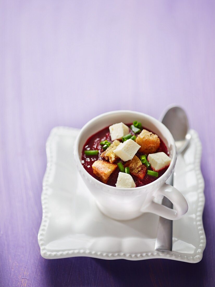 Rote-Bete-Veloute mit Croûtons und Mozzarella