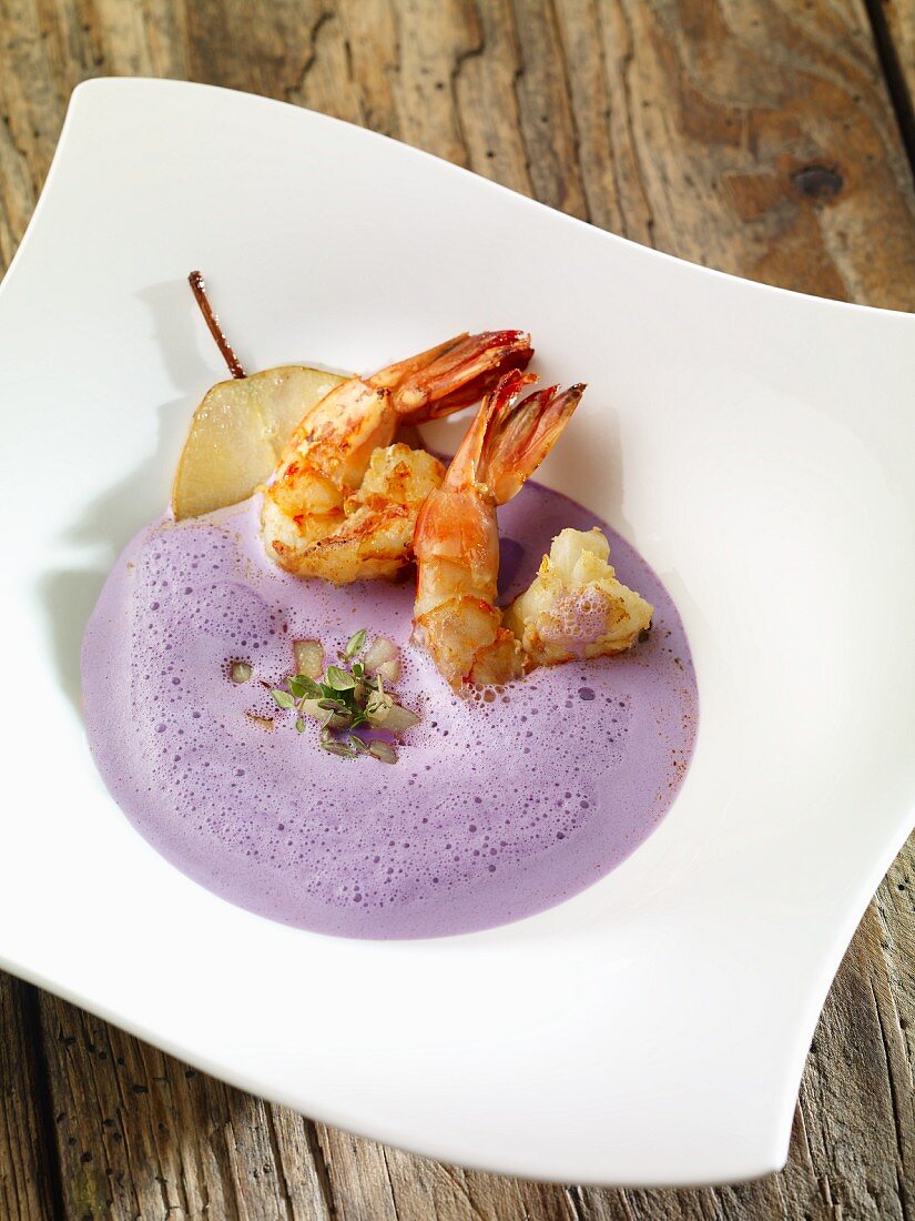 Red cabbage foam soup with pears and prawns
