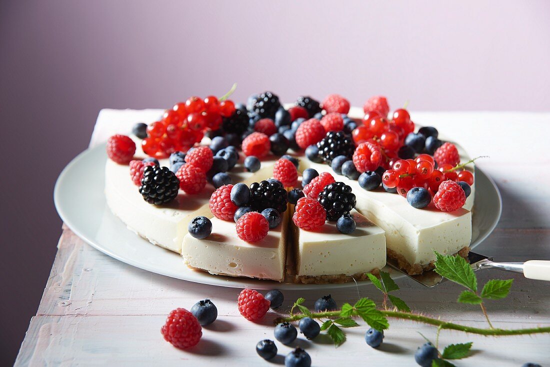 Cream cheese cake with berries, sliced