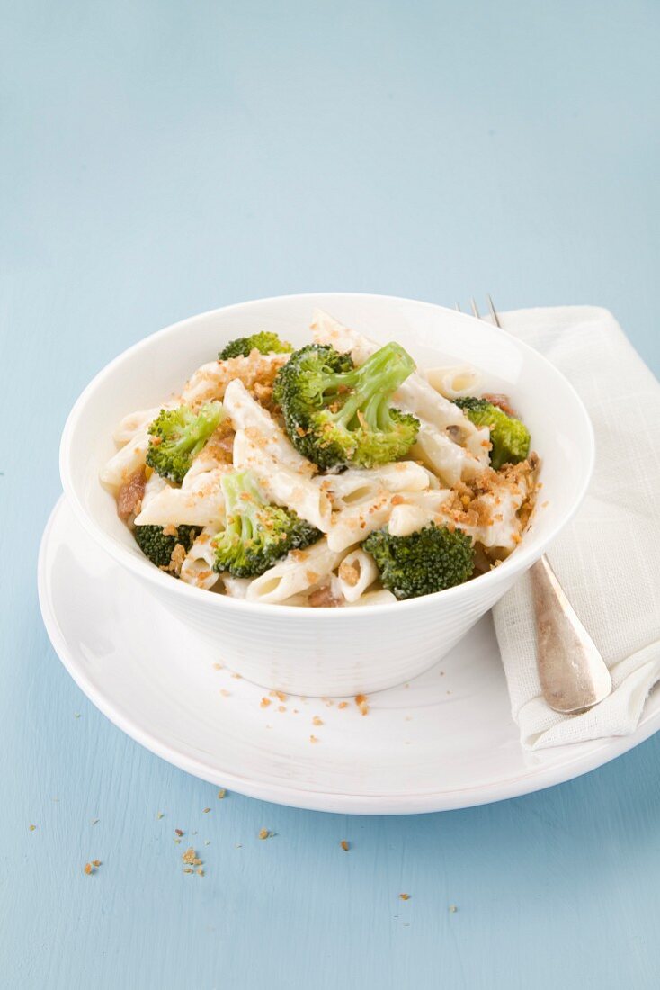 Penne with broccoli, garlic and breadcrumbs