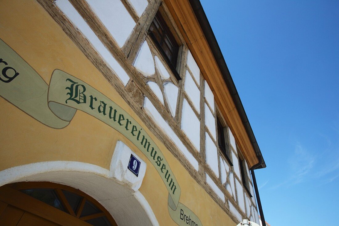 Fassade eines Brauereimuseums (Oberfranken, Deutschland)