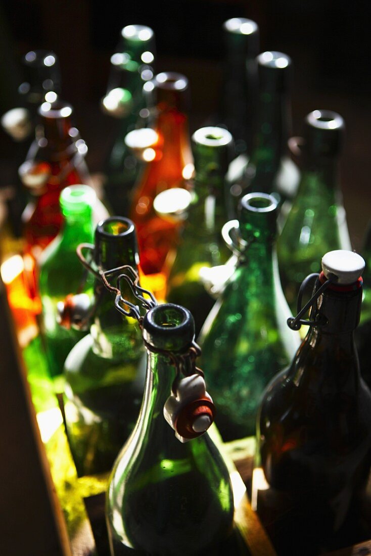 Leere Bierflaschen mit Bügelverschluss