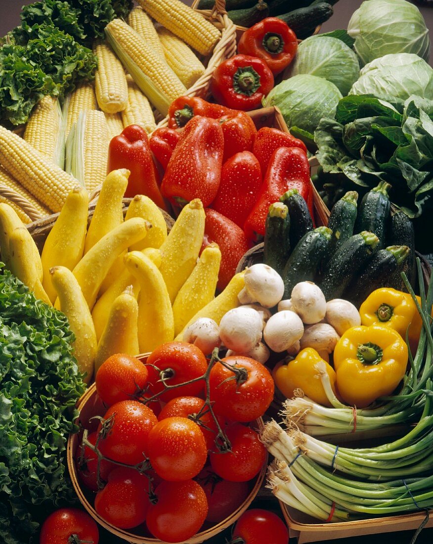 Frisches Gemüse, Maiskolben und Salat auf einem Markt