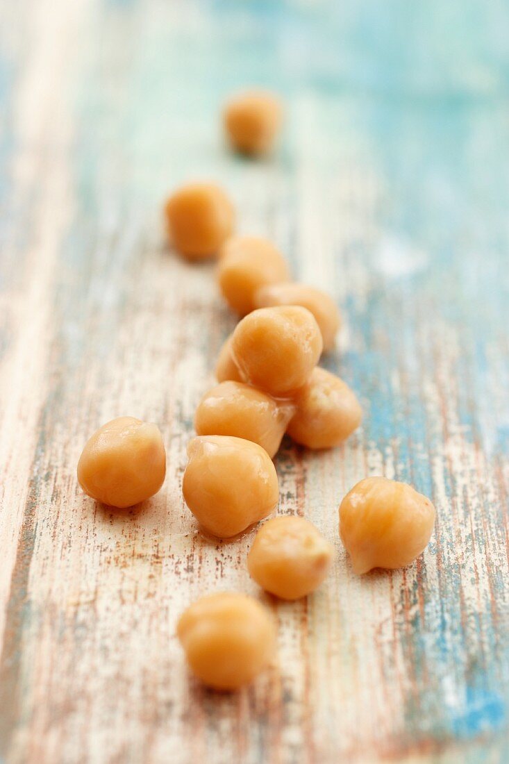 Cooked chickpeas on a wooden surface