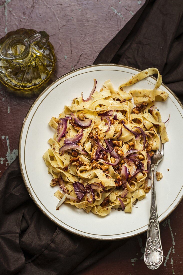 Tagliatelle con cipolla e noce (tagliatelle with onions and walnuts, Italy)