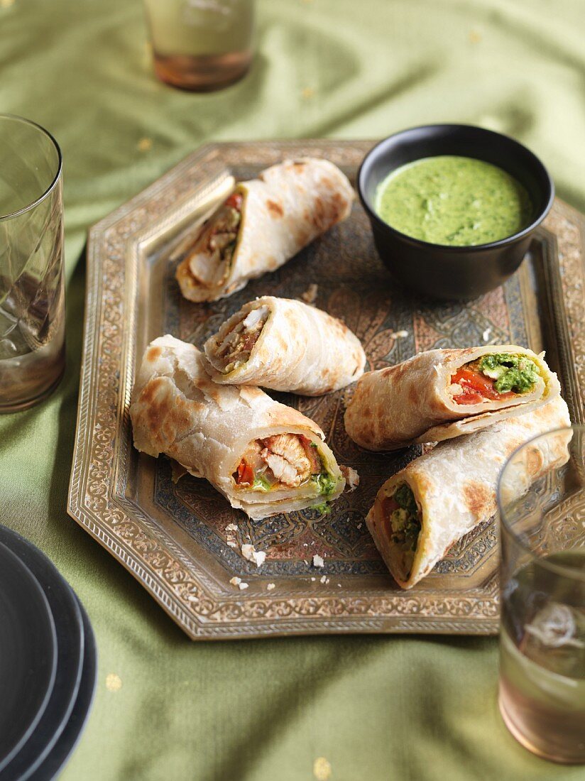 Puff pastry wraps with chicken, tomatoes and herb chutney (India)