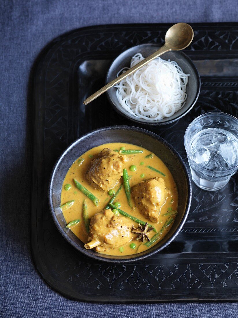 Chicken with vegetables and coconut sauce (India)