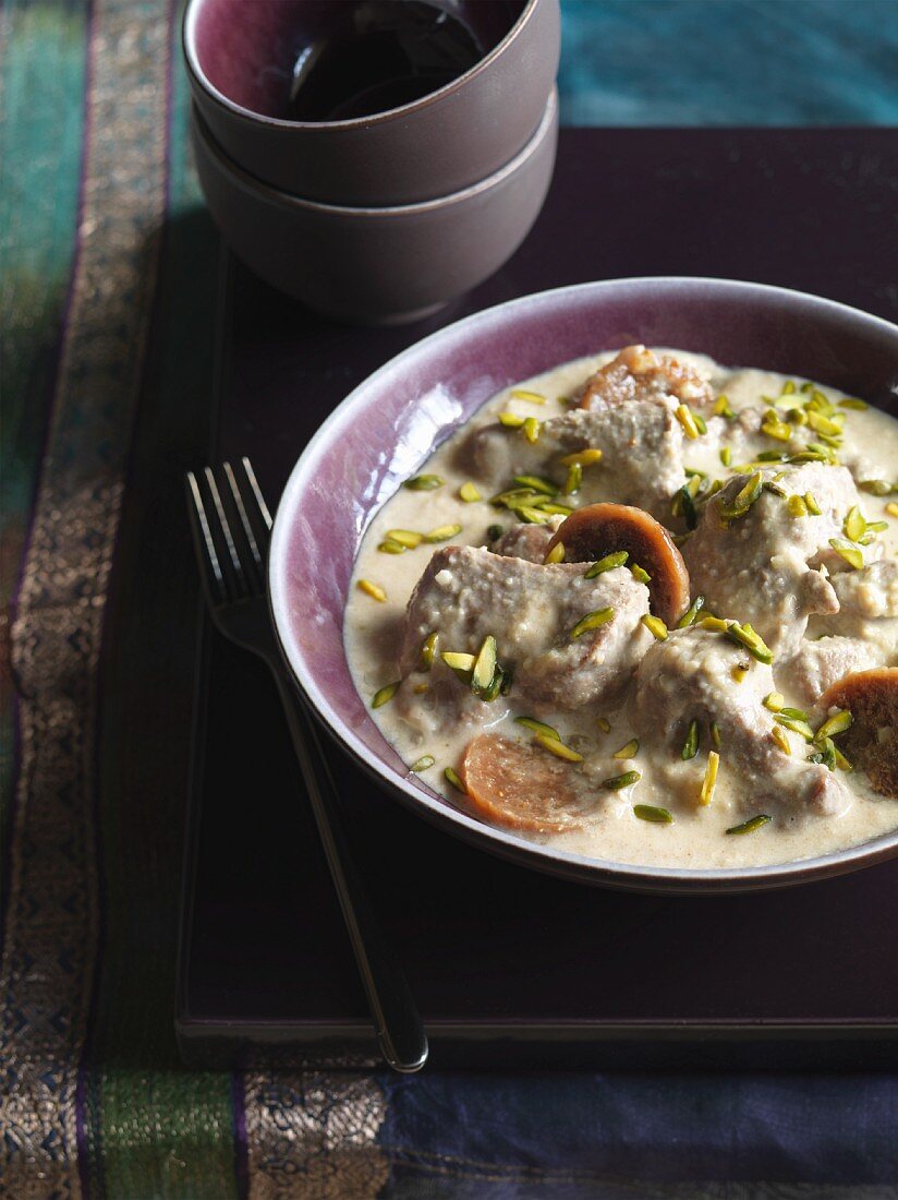 Creamy lamb curry with nuts and dried figs (India)