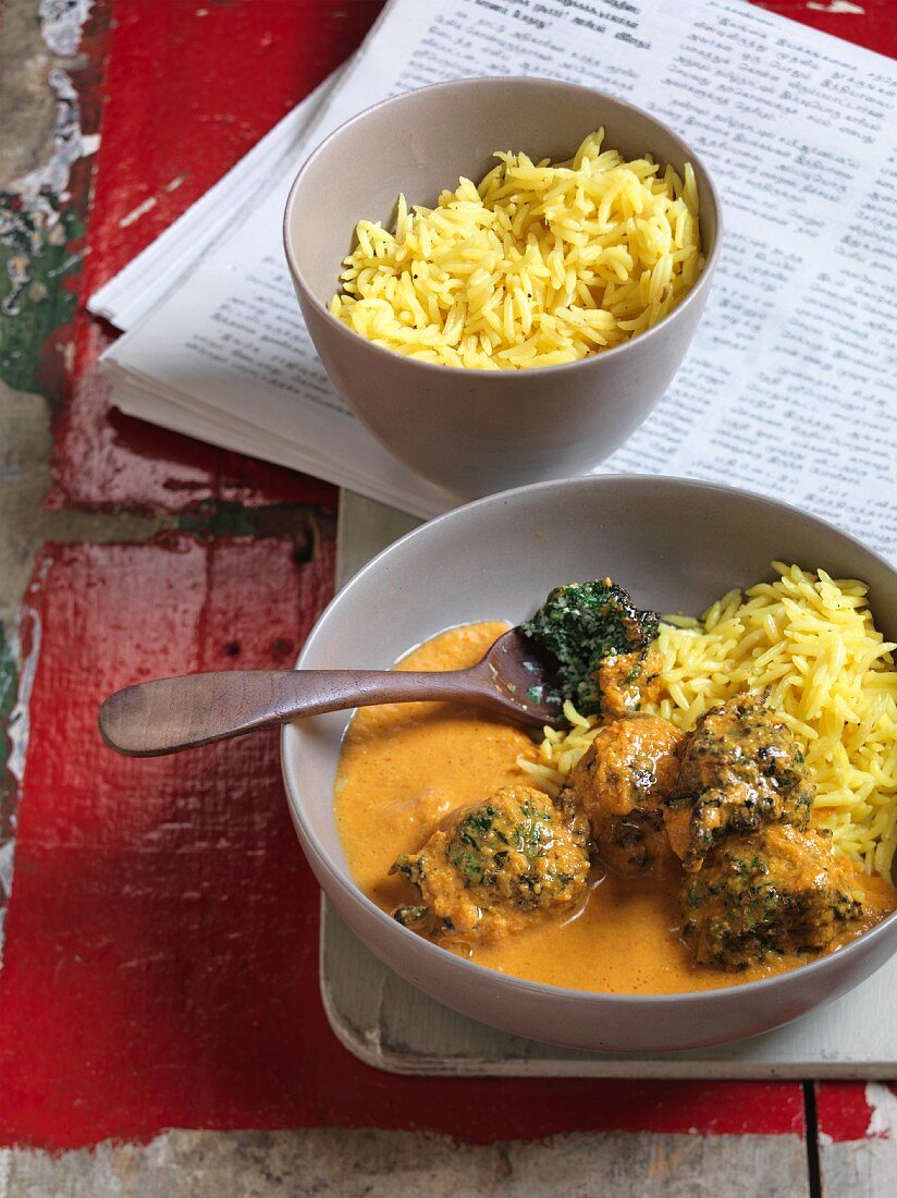 Spinach dumplings with tomato curry and pilau rice (India)
