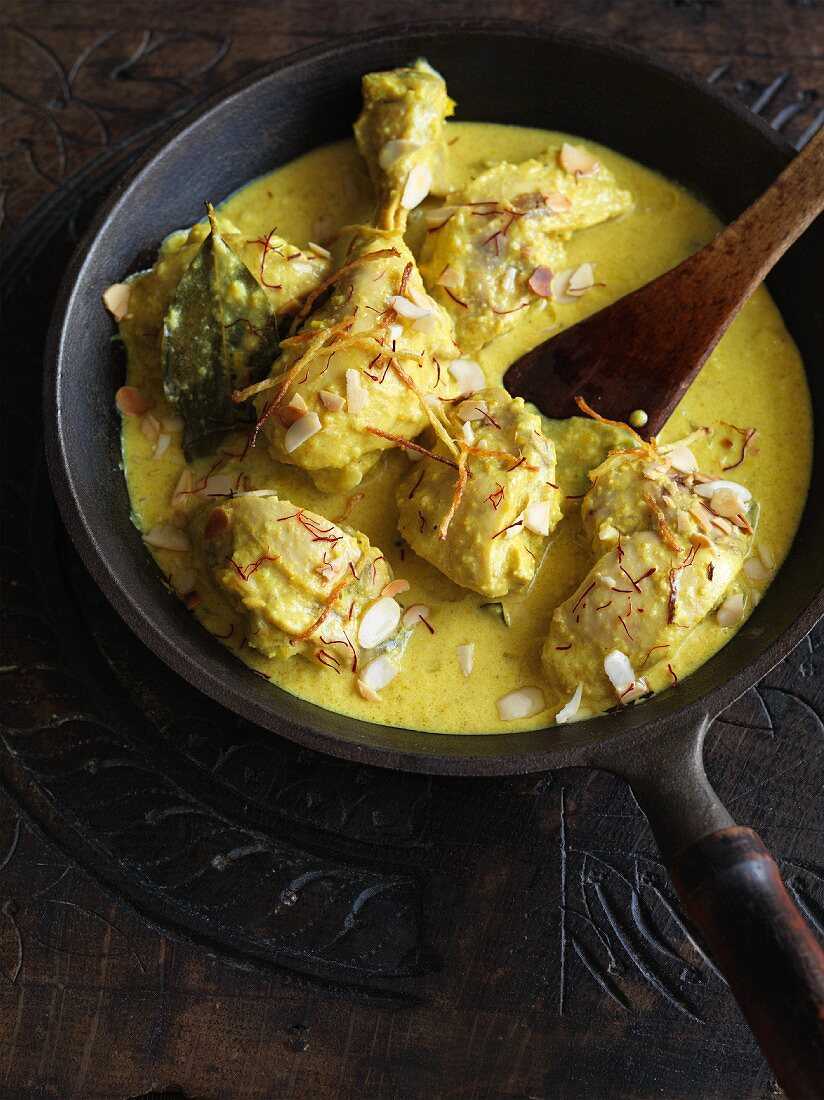 Chicken korma with flaked almonds (India)