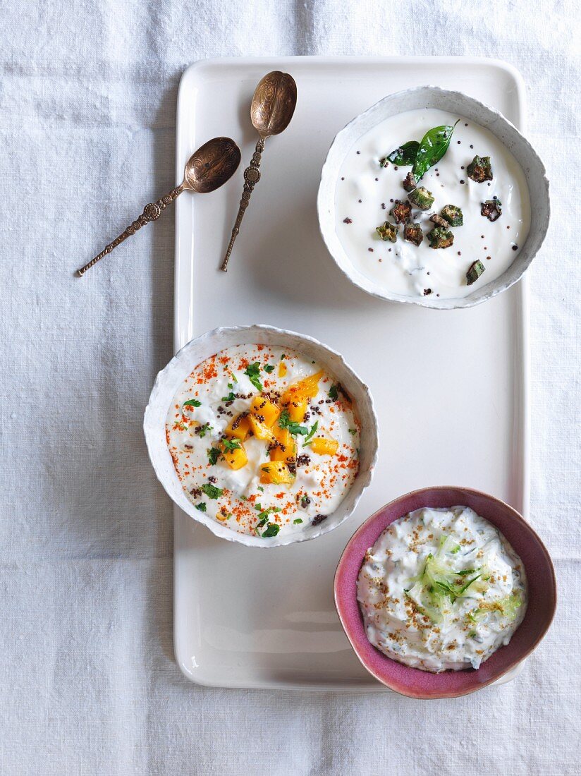 Okra-Raita, Mango-Raita und Gurken-Minz-Raita (Indien)