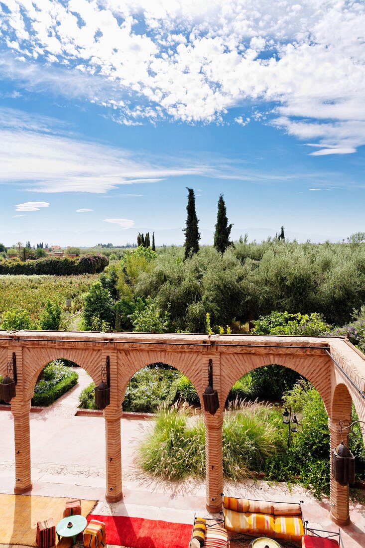 Blick auf den Garten von Beldi Country Club, Hotelanlage vor Marrakesch, Marokko