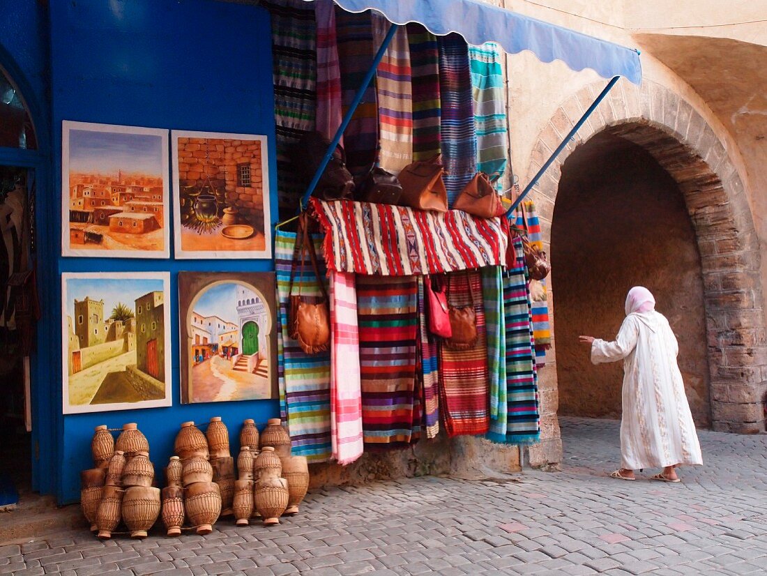 Souvenirladen neben dem Torbogen - Eingang zur Cité Portugaise, El Jadida, Marokko