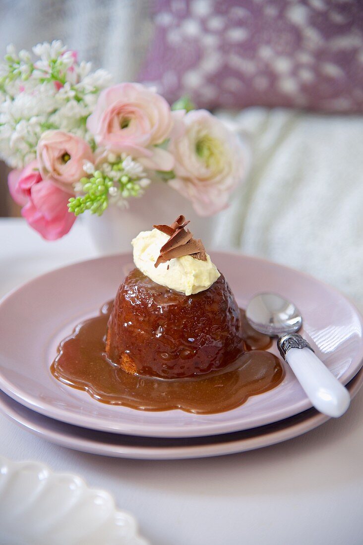 Sticky Toffee Pudding mit Karamellsauce