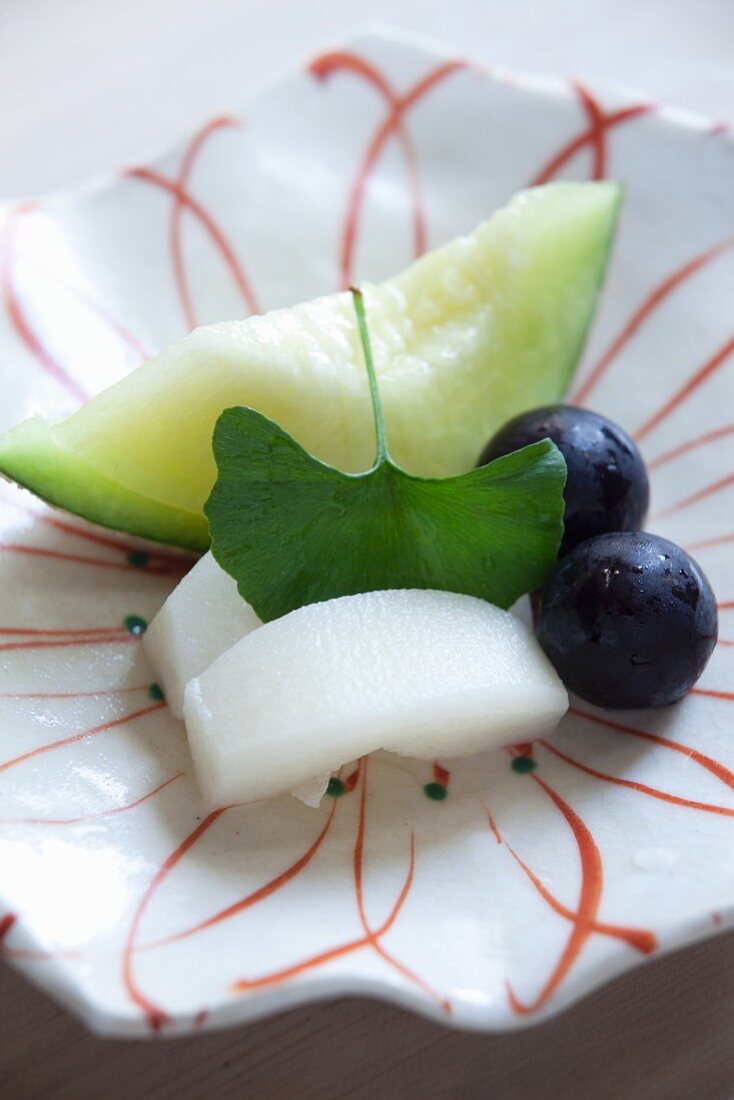 Sashimi mit Melone, Trauben und Ginkgoblatt (Japan)